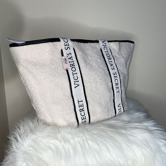 Victoria's Secret Cozy Plush Fleece Tote Zipper Off White Zip Closure NWT - Picture 3 of 13